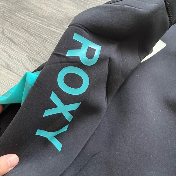 Roxy syncro 1.5 mm jacket size 10 - Picture 6 of 7